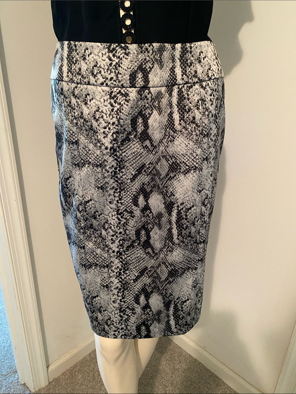 New York & Company Black and White Snake-Print Pencil Skirt